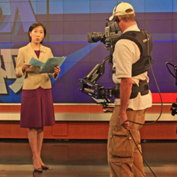 Daphne Dung-Ning Fan on the set of 'VOA Weishi'