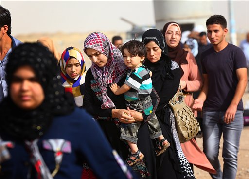 Refugees fleeing from Mosul head to the self-ruled northern Kurdish region in Irbil, Iraq, 350 kilometers (217 miles) north of Baghdad, Thursday, June 12, 2014. (AP Photo)