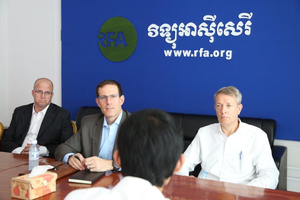 VOA Khmer Service Chief Chris Deschard (l), Matt Armstrong (c) and VOA East Asia & Pacific Division Director Bill Baum (r) meet with RFA staff in Cambodia.